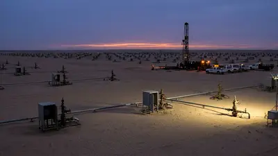 Editorial image: Vast multi-well field at dusk - Halliburton Lands Aramco Deal for 285-Well Onshore Program in Saudi Arabia