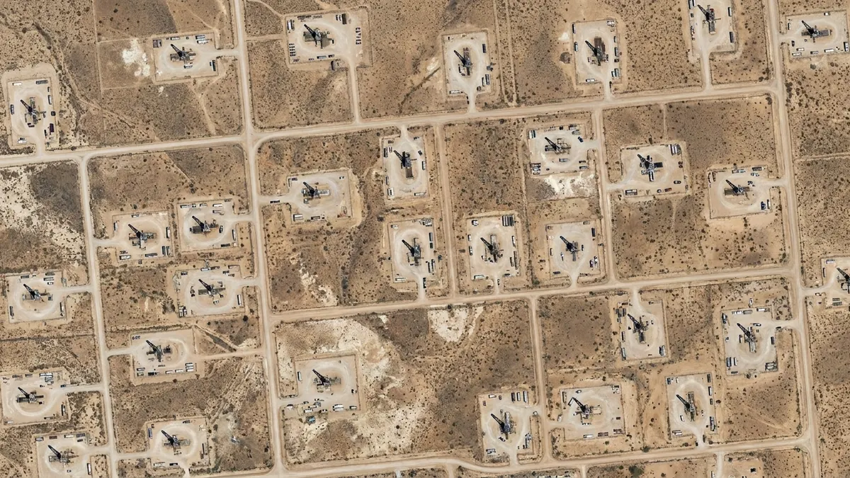Editorial image: aerial view, multiple rigs, rig count growth - US Rig Count Climbs for Second Straight Week, Hits 595