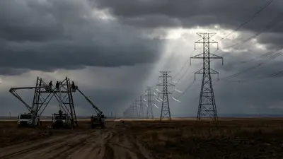 Editorial image: transmission towers under storm sky - Xcel's $1.2B Colorado-Texas Tie-Line Sets Up Bid Packages for Line and Substation Crews